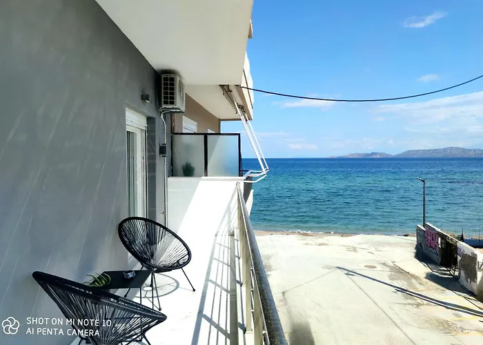 Black & White Seaside House Kalamia