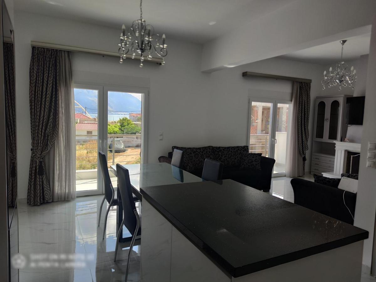 Black & White Seaside House Kalamia * Corinth