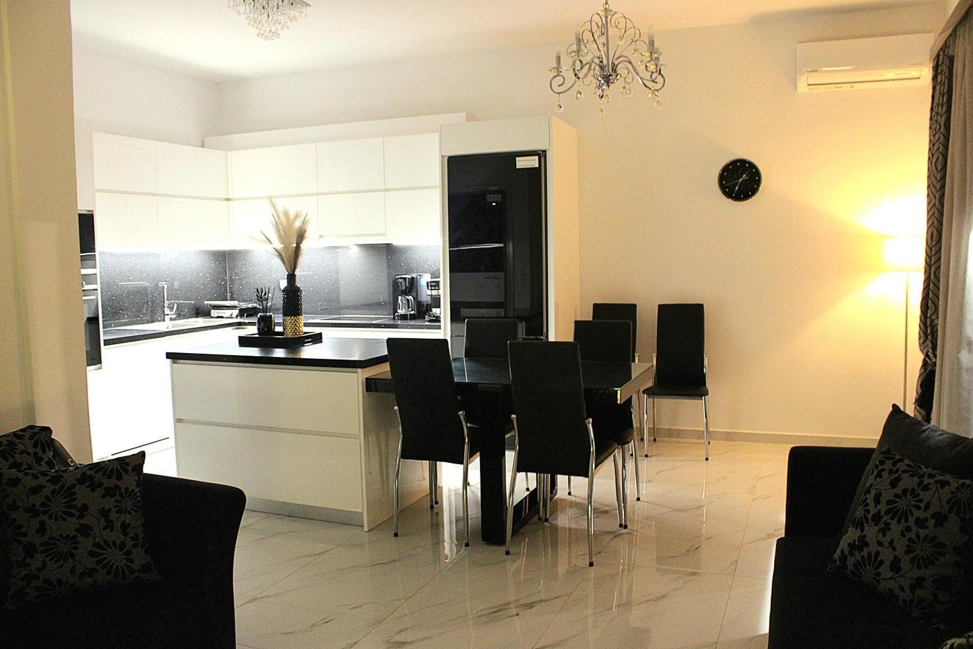 Black & White Seaside House Kalamia * Corinth