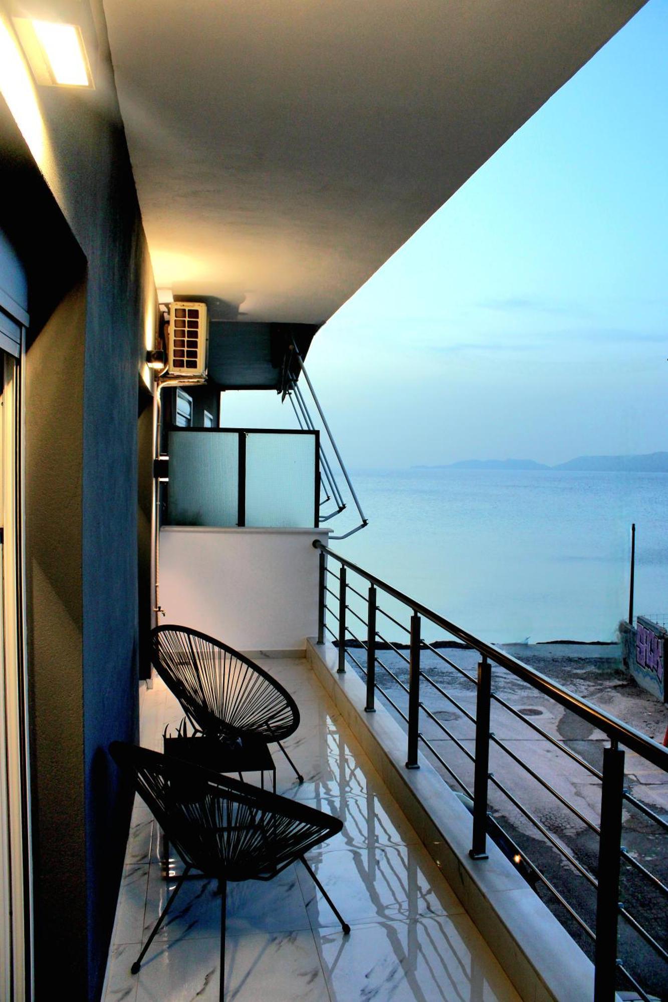 Black & White Seaside House Kalamia