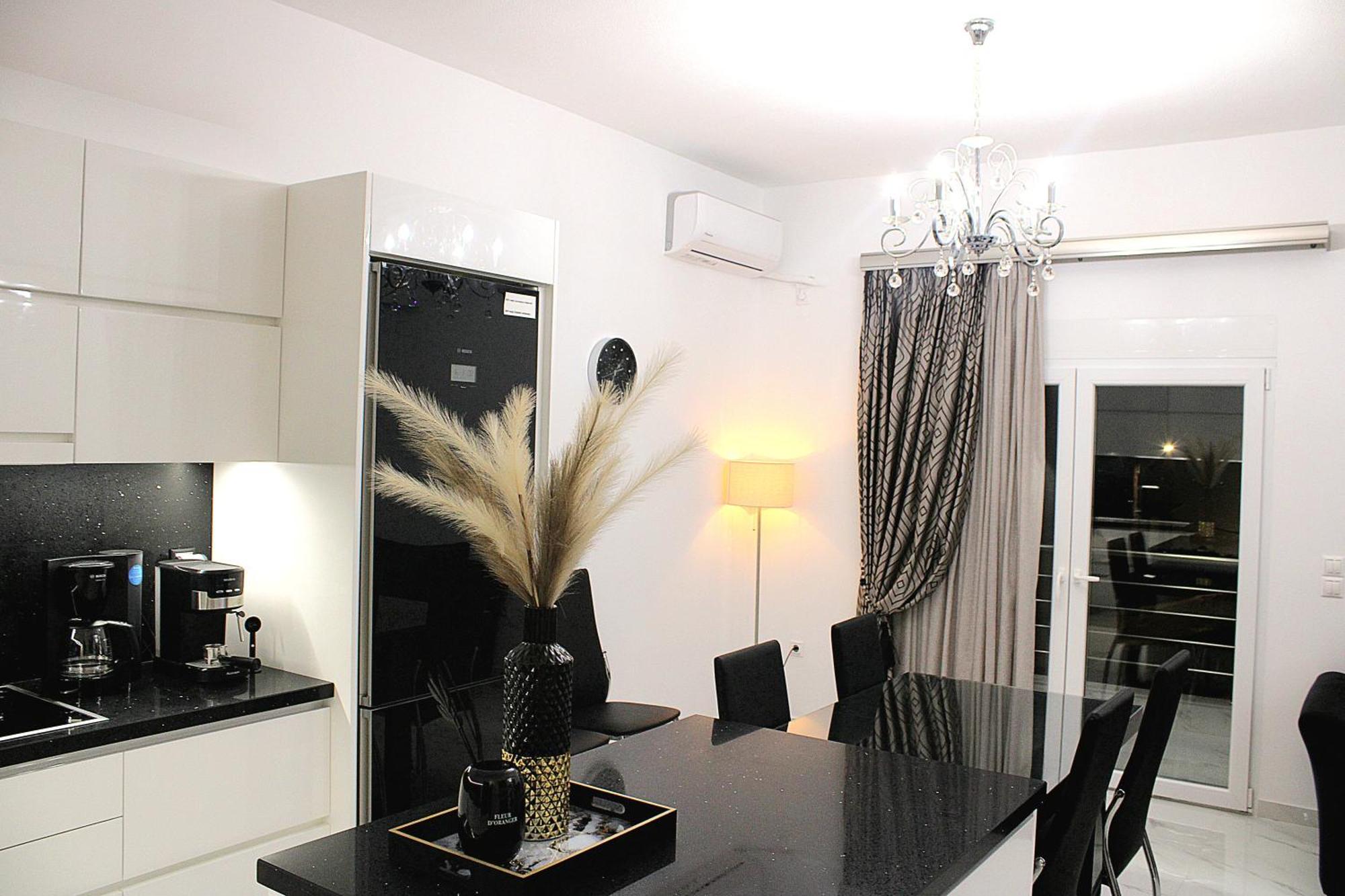 Black & White Seaside House Kalamia