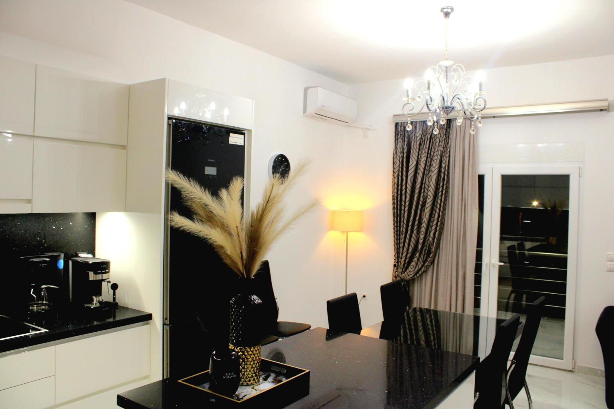 Daire Black & White Seaside House Kalamia Corinth