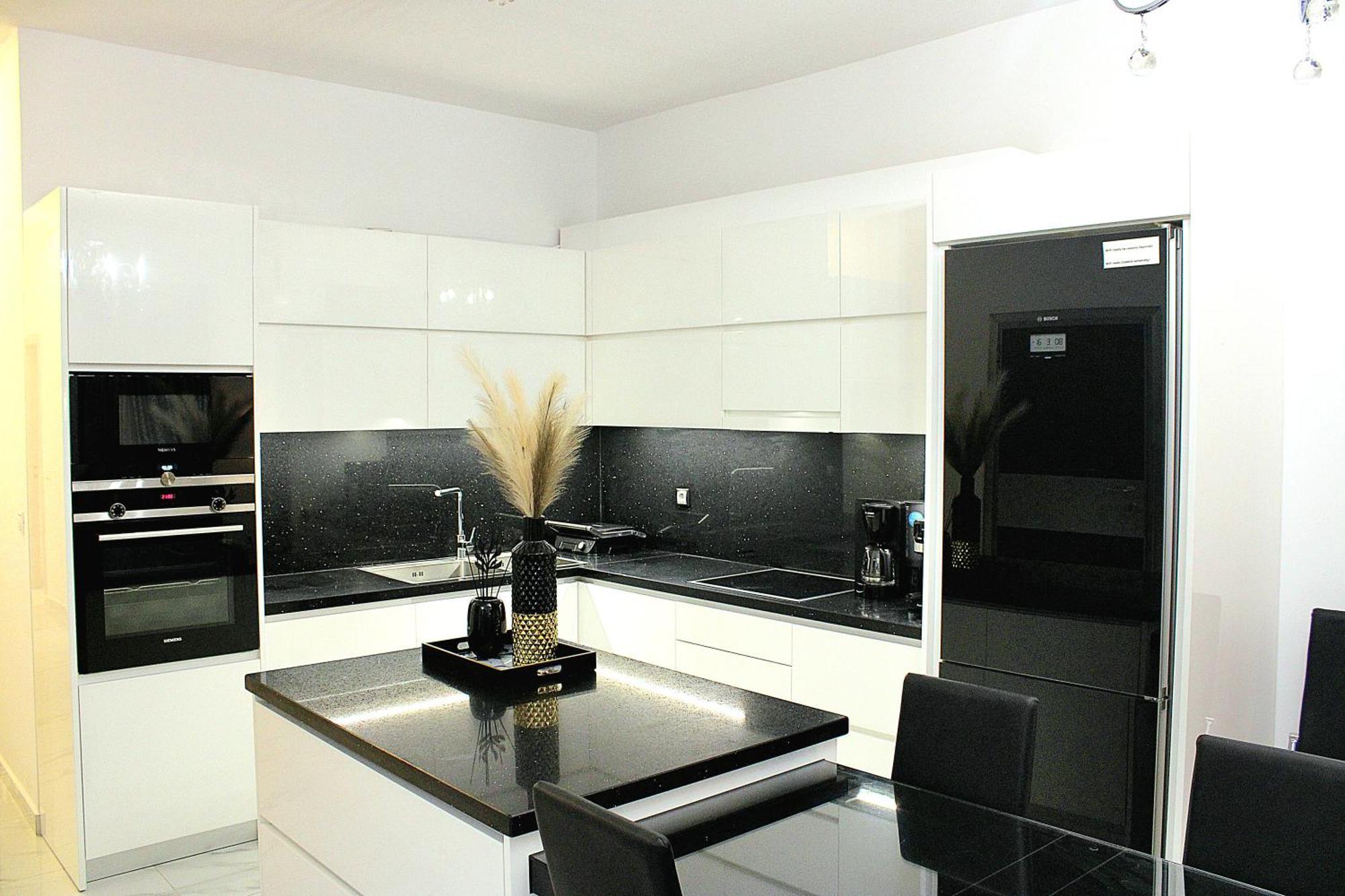 Black & White Seaside House Kalamia Daire Corinth
